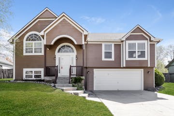 205 N Walker Dr Raymore, MO 64083